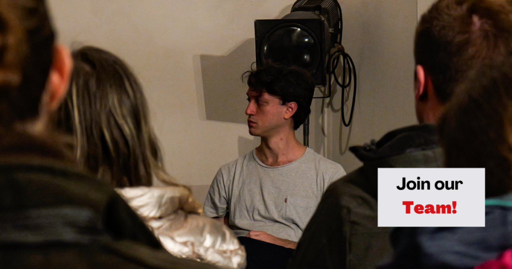 Cerchiamo personale per un progetto formativo che unisce teatro e scuole superiori. Inviaci il tuo curriculum entro il 3 aprile ore 14!
