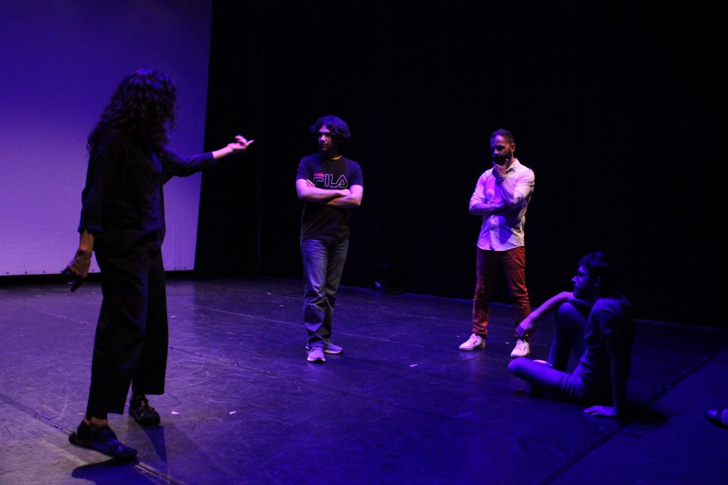 IDRAfactory on stage 7 giugno: membri del corso di Teatro del secondo e terzo anno in piedi sul palco