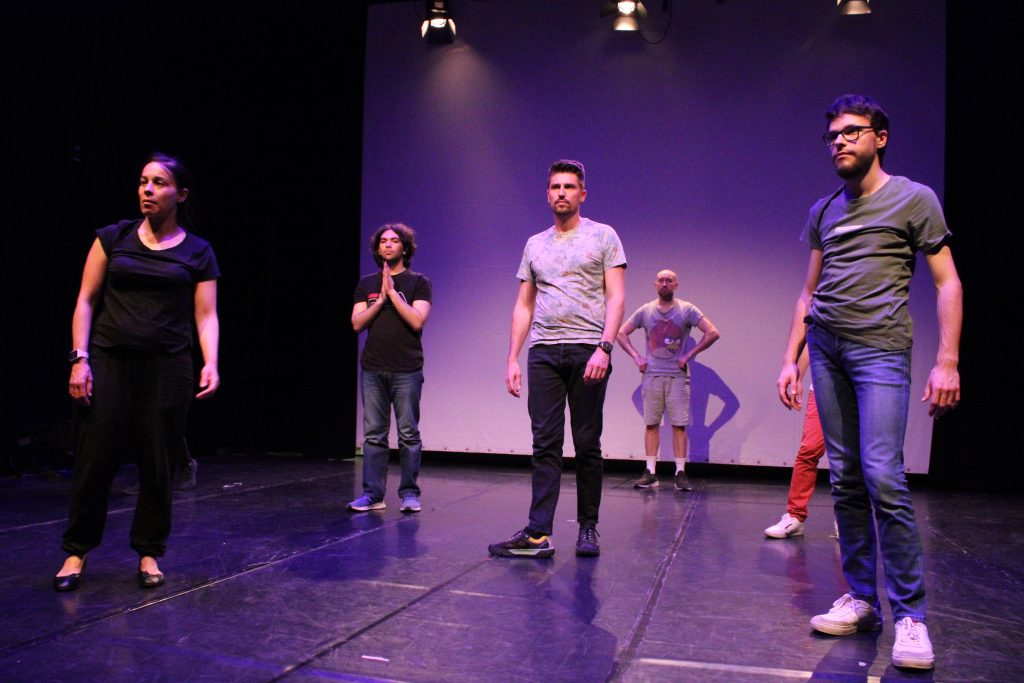 IDRAfactory on stage 7 giugno: membri del corso di Teatro del secondo e terzo anno in piedi sul palco