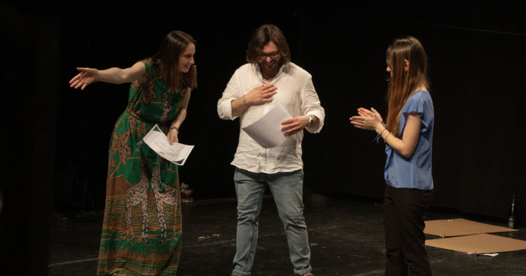 IDRAfactory on stage 7 giugno: membri del corso di Public speaking in piedi sul palco