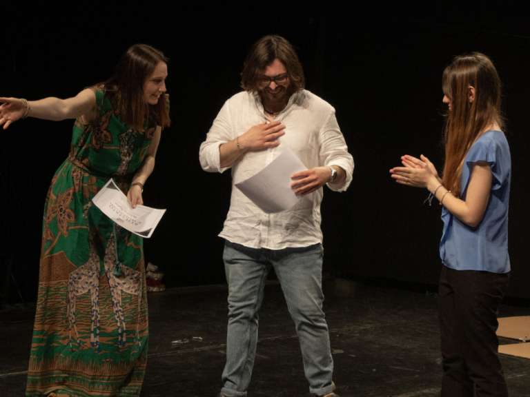 IDRAfactory on stage 7 giugno: membri del corso di Public speaking in piedi sul palco