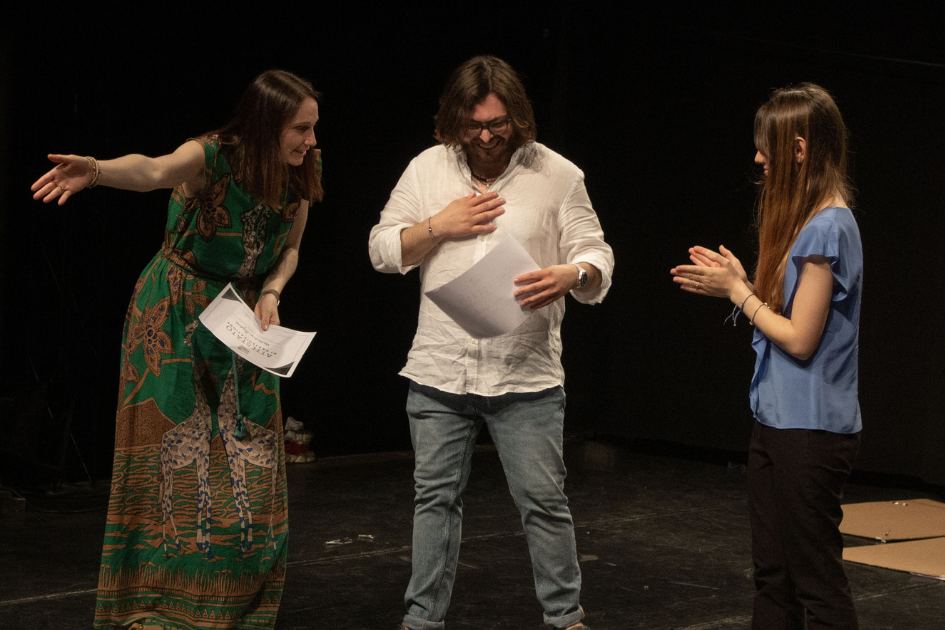 IDRAfactory on stage 7 giugno: membri del corso di Public speaking in piedi sul palco