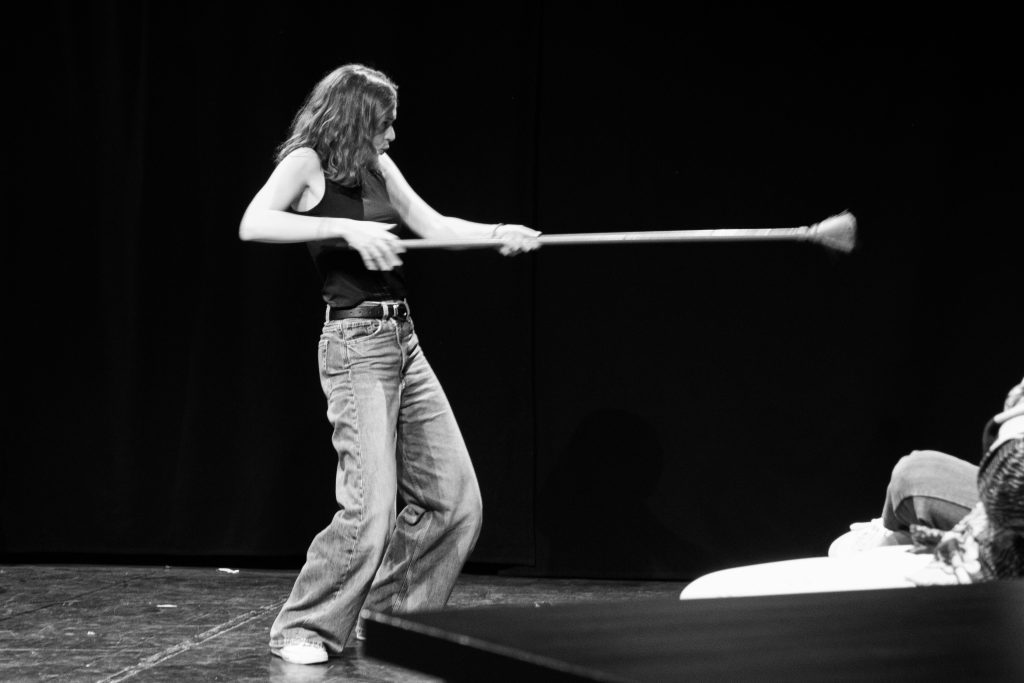 IDRAfactory on stage 7 giugno: una ragazza del corso di Teatro del primo anno che regge una scopa in orizzontale