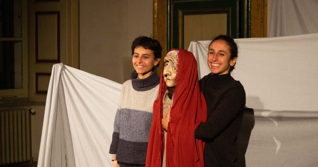 Il gruppo Cippì nasce dall’incontro tra Laura Casali e Caterina Piotti, entrambe artiste legate al teatro di figura. Laura Casali è performer e formatrice nella compagnia Anellodebole, mentre Caterina Piotti, regista e assistente alla regia, ha collaborato con diverse compagnie e teatri, tra cui il Teatro del Buratto e il Festival IF. Laura e Caterina ci hanno parlato del loro progetto SICORACE, OVVERO QUEL CHE NON SI VEDE, in fase di creazione durante la loro residenza artistica presso i nostri spazi di IDRA Teatro.