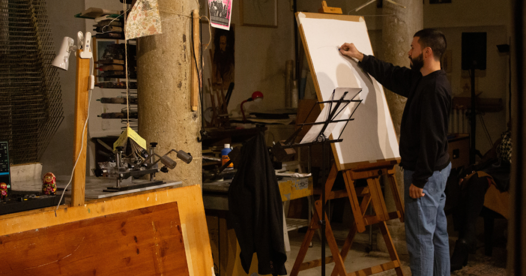 Emmanuele Bettari è un performer, attore, danzatore e docente del corso Teatro base della nostra scuola di teatro e arti performative Wonderland Academy. Ha studiato presso l’Accademia d’arte drammatica Carlo Goldoni e ha lavorato come attore collaborando con molteplici teatri tra cui il Teatro Stabile del Veneto.