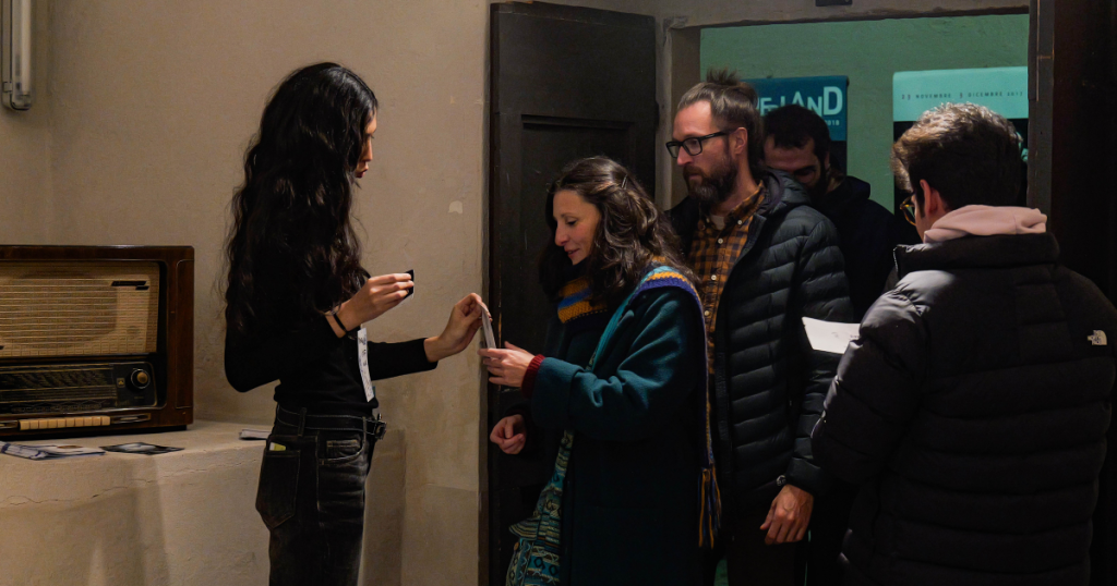 Ragazza che accoglie il pubblico in teatro