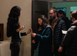 Ragazza che accoglie il pubblico in teatro