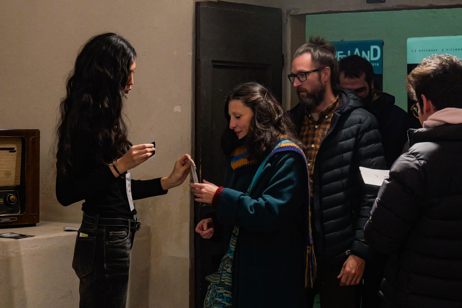 Ragazza che accoglie il pubblico in teatro