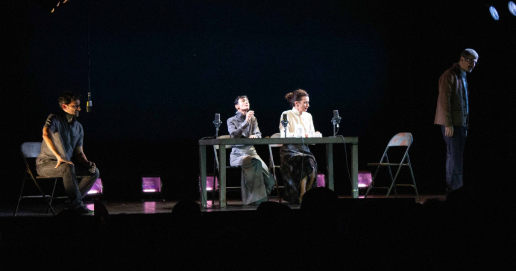 Cos’è che determina davvero la qualità di un’opera artistica? È la perizia tecnica, lo stupore tecnologico, la durata della performance o forse il curriculum di chi sta in scena?