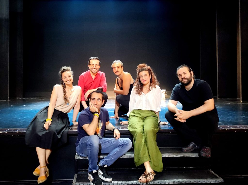 Il Collettivo lunAzione è vincitore del Bando di Produzione NDN 2025-2026. Da settembre inizia un processo di creazione tramite la realizzazione di residenze presso TRAC – Teatri di Residenza Artistica Contemporanea – Centro di residenza pugliese e IDRA Teatro (Brescia). Il debutto pubblico è previsto a partire dal 2027.